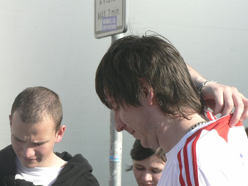 Maraton09 013.jpg - Zde několik záběrů ilustrující nervozitu před závodem. Radek si upravuje vysačku.